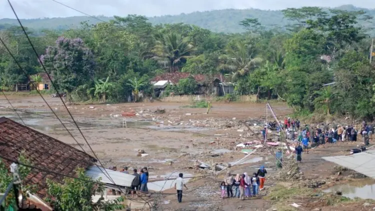 Sejumlah warga saat menyaksikan dampak banjir bandang di Kampung Cieurih Desa Datarnangka Sagaranten Kabupaten Sukabumi, Jawa Barat, Kamis (5/12/2024). ANTARA FOTO/Iman/Arf/YU.