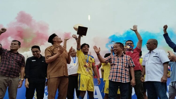 Penjabat (Pj) Wali Kota Pariaman, Sumatera Barat Roberia berada pada perayaan kemenangan Persikopa usai pertandingan tim sepak bola itu melawan Josal FC. ANTARA/Aadiaat M. S.