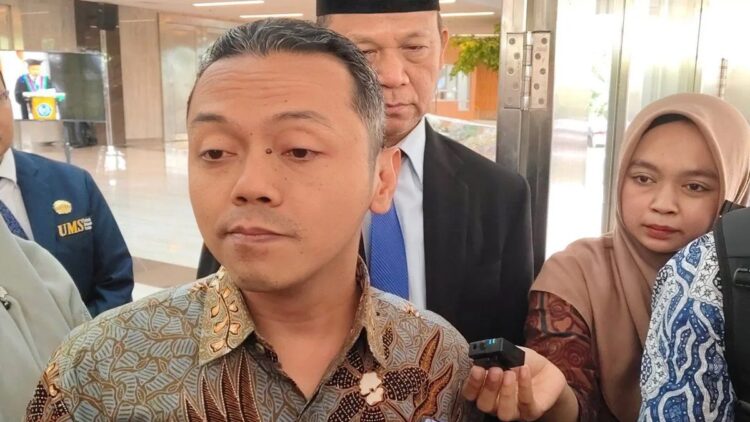 Wamendikdasmen Sebut Generasi Muda Berperan Wujudkan Indonesia Emas 2045 1 Wakil Menteri Pendidikan Dasar dan Menengah (Wamendikdasmen) Fajar Riza Ul Haq memberikan keterangan kepada wartawan di Solo, Jawa Tengah, Senin (23/12/2024). (ANTARA/Aris Wasita)