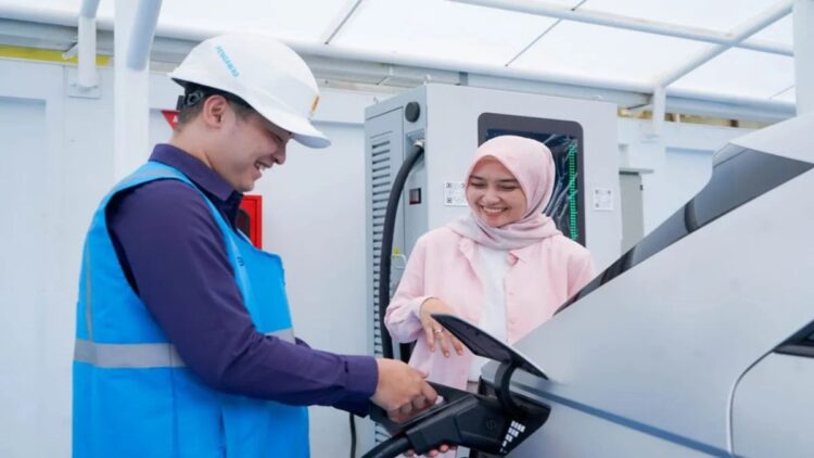 Liburan Nataru makin Asyik Pakai Mobil Listrik 1 Para pengguna kendaraan listrik merasa nyaman ketika berpergian dan menikmati liburan selama periode Natal 2024 dan Tahun Baru 2025 (Nataru). (ANTARA/HO-PLN)