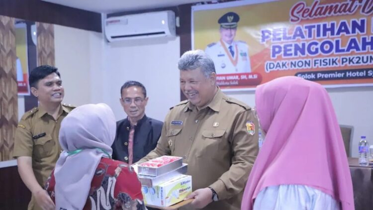 Wali Kota Solok Zul Elfian Umar memberikan bingkisan kepada peserta pelatihan keterampilan pengolahan makanan yang diadakan Dinas Perdagangan, Koperasi, Industri dan UMKM Kota Solok, Sumbar. ANTARA/HO-Diskominfo Kota Solok.