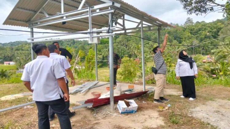Tim Dinas Kominfo Kabupaten Solok saat meninjau pembangunan menara repeater di wilayah terisolir Nagari Indudur Kabupaten Solok, Sumbar. (ANTARA/HO-Diskominfo Kabupaten Solok)