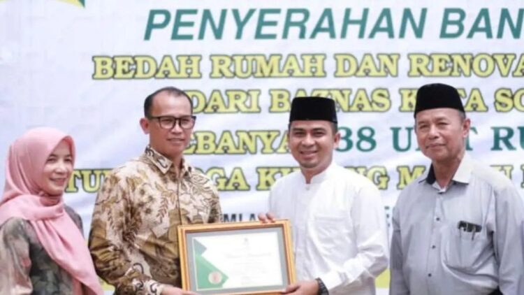 Wakil Wali Kota (Wawako) Solok Ramadhani Kirana Putra saat menyerahkan sertifikat bedah rumah secara simbolis dari Baznas Kota Solok untuk warga kurang mampu. ANTARA/HO-Diskominfo Solok.