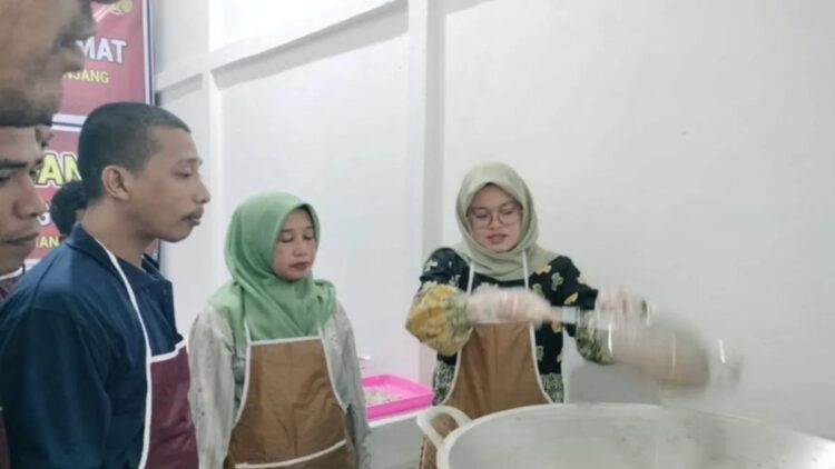 Warga Binaan Lapas (WBP) Alahan Panjang, Kecamatan Lembah Gumanti, Kabupaten Solok, Sumatera Barat, mengikuti pelatihan pengolahan bawang goreng. ANTARA/HO-Humas Lapas Kelas III Alahan Panjang