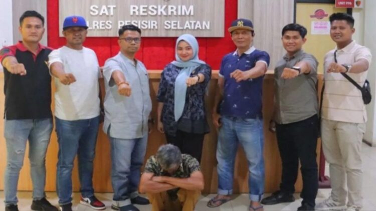 Lecehkan Anak Bawah Umur, Duda Tua di Pessel Diciduk Polisi 1 Tim Unit Perlindungan Perempuan dan Anak (PPA) Satreskrim Polres Pesisir Selatan berfoto di Markas Polres Pesisir Selatan, Painan, setelah menangkap tersangka peleceh anak di bawah umur secara seksual, Jumat (6/12/2024). (ANTARA/HO-Polres Pesisir Selatan.)
