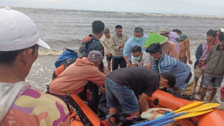 Satu lagi Nelayan Hilang Ditelan Ombak di Pessel Ditemukan Meninggal 1 Tim SAR bersama tim gabungan berhasil menemukan nelayan yang hilang karena cuaca buruk di Pesisir Selatan. Nelayan tersebut ditemukan dalam kondisi meninggal dunia. (ANTARA/HO-BPBD Pessel)
