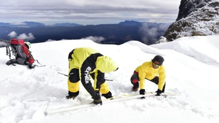 Staf Bidang Standardisasi Instrumen Meteorologi BMKG Wido Hanggoro dan Environmental PT. Freeport Indonesia Yohanes Kaize melakukan pengukuran ketebalan gletser di Pegunungan Jayawijaya, Papua Tengah. ANTARA/HO-BMKG