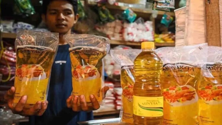 Pedagang menunjukkan minyak goreng Minyakita di Pasar Anyar, Kota Tangerang, Banten, Senin (15/7/2024). ANTARA FOTO/Sulthony Hasanuddin