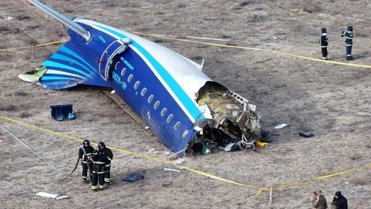 Presiden Azerbaijan Sebut Pesawat Jatuh di Kazakhstan Terkena Tembakan Darat 1 Foto udara petugas berada di dekat lokasi jatuhnya pesawat penumpang Azerbaijan Airlines di dekat kota Aktau, Kazakhstan, Rabu (25/12/2024). ANTARA FOTO/REUTERS/Azamat Sarsenbayev/wpa.
