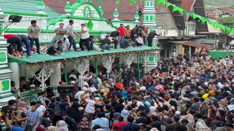 Ribuan warga Padang memperebutkan lima ton gula pasir dalam acara Festival Serak Gulo. (Foto: Dok. Diskominfo Padang)