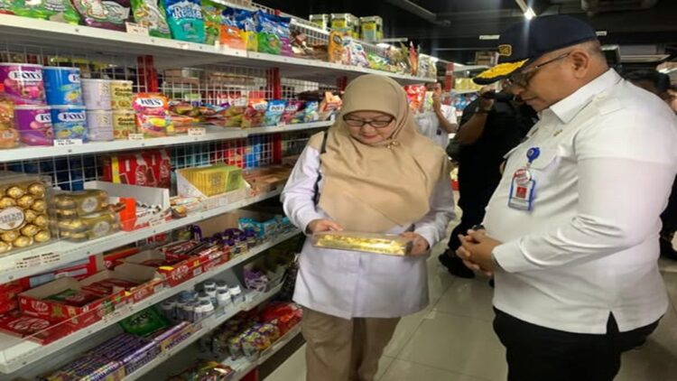 Dinas Kesehatan Kota Padang bersama Dinas Perindustrian dan Perdagangan (Disperindag) serta Balai Besar Pengawas Obat dan Makanan (BBPOM) Kota Padang melakukan inspeksi mendadak (sidak) terhadap produk pangan. (Foto: Diskominfo Padang)