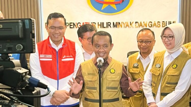Hadapi Nataru, Menteri ESDM Pastikan Kesiapan Pasokan BBM hingga Listrik 1 Menteri Energi dan Sumber Daya Mineral (ESDM) Bahlil Lahadalia (tengah) dalam jumpa pers di Jakarta, Kamis (19/12/2024). ANTARA/Harianto