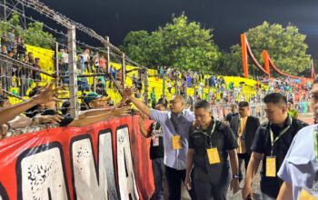 Andre Rosiade saat bertemu suporter Semen Padang FC usai laga melawan Persija di GHAS. (dok. Radarsumbar)