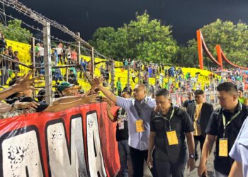 Andre Rosiade saat bertemu suporter Semen Padang FC usai laga melawan Persija di GHAS. (dok. Radarsumbar)