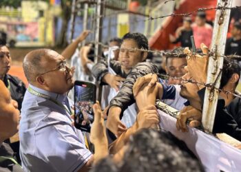 Andre Rosiade sapa suporter Semen Padang FC. (dok. Radarsumbar)