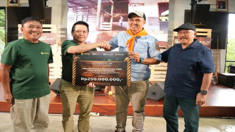 Direktur Utama BSI Hery Gunardi (kiri kedua) menyerahkan secara simbolis bantuan CSR sarana & prasarana kegiatan alam terbuka kepada Yayasan Wanadri yang diwakili Ketua Divisi Lingkungan Yayasan Wanadri Febby Nugraha Wiliandri (kanan kedua). ANTARA/HO-BSI
