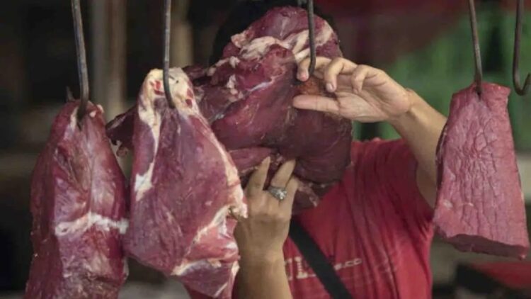 Ilustrasi - Pedagang menata daging sapi di Pasar Minggu, Jakarta. ANTARA FOTO/Aditya Pradana Putra