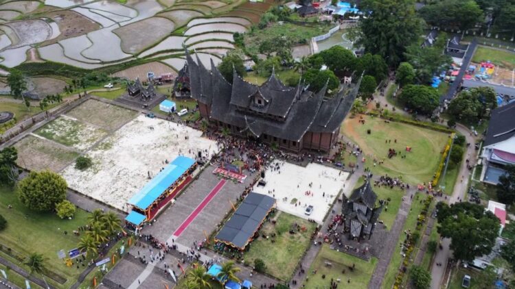 Foto udara pelaksanaan Festival Pesona Minangkabau 2024 di kawasan Istano Basa Pagaruyuang, Kabupaten Tanah Datar, Kamis (5/12/2024). (Antara/Fandi Yogari)