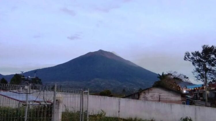 Gunung Kerinci terlihat dari pos pengamatan yang berlokasi di Desa Kersik Tuo, Kecamatan Kayu Aro, Kabupaten Kerinci, Provinsi Jambi. (ANTARA/HO-PVMBG)