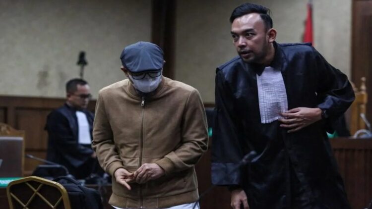 Terbukti TPPU, Vonis Eks Hakim Agung Gazalba Saleh Diperberat jadi 12 Tahun 1 Terdakwa Gazalba Saleh (kiri) berbincang dengan kuasa hukumnya di sela-sela sidang putusan di Pengadilan Tipikor, Jakarta, Selasa (15/10/2024). ANTARA FOTO/Asprilla Dwi Adha/nym. (ANTARA FOTO/ASPRILLA DWI ADHA)