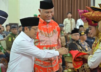 Gubernur Sumbar, Mahyeldi Ansharullah dan Wamendikdasmen RI, Fajar Riza UI Haq menghadiri acara pelantikan Kwartir Wilayah Gerakan Kepanduan Hizbul Wathan Sumbar di Kampus UMSB, Jumat (13/12/2024). (dok. adpsb)