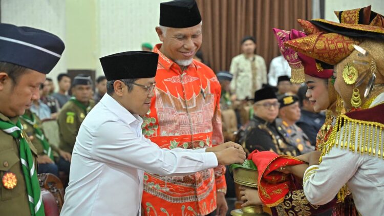 Gubernur Mahyeldi dan Wamen Dikdasmen Kompak Hadiri Pelantikan Kwartir Wilayah Gerakan Kepanduan Hizbul Wathan Sumbar 1 Gubernur Sumbar, Mahyeldi Ansharullah dan Wamendikdasmen RI, Fajar Riza UI Haq menghadiri acara pelantikan Kwartir Wilayah Gerakan Kepanduan Hizbul Wathan Sumbar di Kampus UMSB, Jumat (13/12/2024). (dok. adpsb)