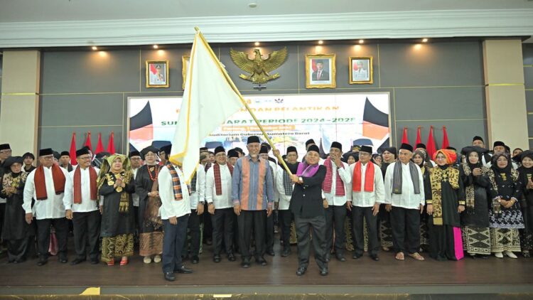 Kukuhkan Pengurus S3, Gubernur Mahyeldi Sebut Peran Ormas Penting untuk Pembangunan Daerah 1 Gubernur Sumbar Mahyeldi kukuhkan pengurus organisasi masyarakat (ormas) S3 (Solok Saiyo Sakato). (dok. adpsb)