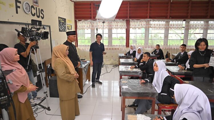 Hadiri Syuting Film "Tragedi Nia Kurniasari", Gubernur Sumbar Menilai Sangat Inspiratif Bagi Generasi Muda 1 Gubernur Mahyeldi melihat prosesi pembuatan film Nia. (dok. adpsb)