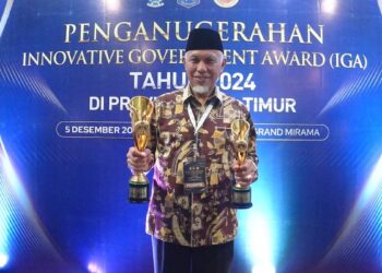 Pemprov Sumbar Raih Dua Penghargaan Prestisius dari Kemendagri 15 Gubernur Mahyeldi memegang dua penghargaan dari Mendagri untuk Sumbar. (dok. adpsb)