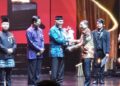 Pemprov Sumbar Raih Penghargaan dari Kementerian Kebudayaan RI 4 Gubernur Mahyeldi menerima penghargaan dari Kementerian Kebudayaan RI. (dok. adpsb)