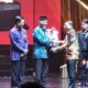Gubernur Mahyeldi menerima penghargaan dari Kementerian Kebudayaan RI. (dok. adpsb)