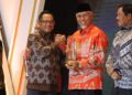 Pemprov Sumbar Raih Penghargaan Terbaik Nasional Bidang Pelayanan Publik dari Kemendagri 5 Gubernur Mahyeldi terima penghargaan dari Mendagri. (dok. istimewa)