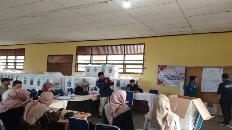 Perekapan suara Pilkada 2024 di salah satu PPK di Kabupaten Pasaman Barat. Perekapan di 11 kecamatan selesai dilakukan pada Minggu (1/12) dan direncanakan perekapan di kabupaten akan dilakukan pada 3 Desember 2024. Antara/Altas Maulana.