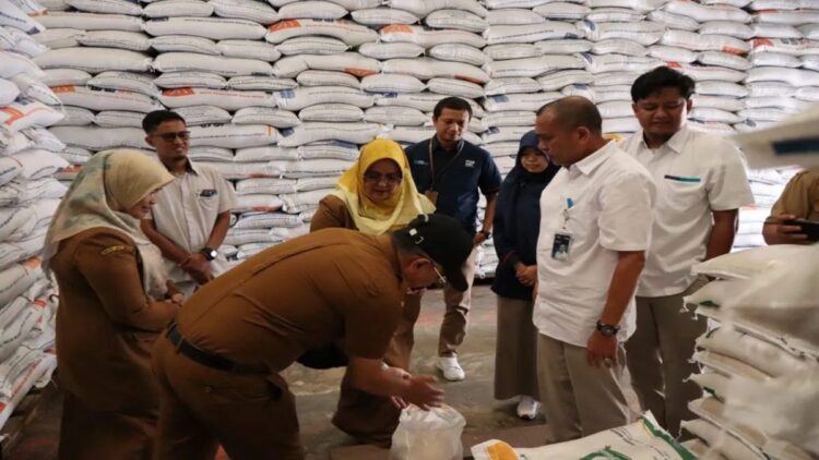 Bulog Bukittinggi Salurkan 1.551 Ton Beras Bantuan Pangan di Sumbar 1 Pimpinan Perum Bulog Cabang Bukittinggi, Romi Victa Rose bersama Pemkab Lima Puluh Kota saat menyerahkan bantuan pangan nasional (Antara/HO-Bulog)