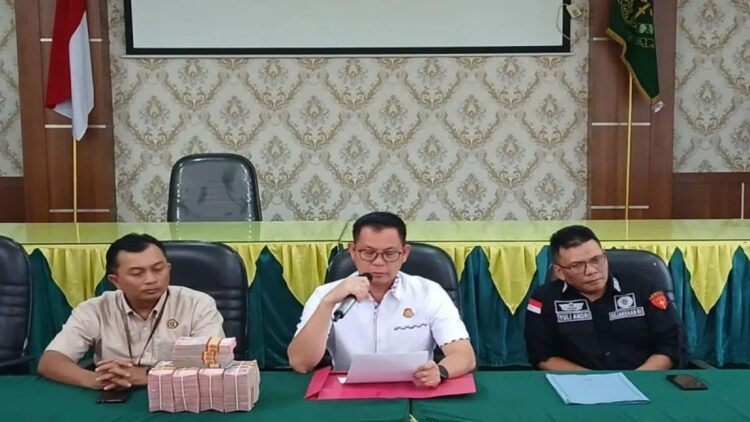 Kejari Padang Eksekusi Satu Terpidana dan Uang Rp455 Juta dari Kasus Korupsi Eks Pegawai BRI 1 Kejari Padang eksekusi uang Rp455 juta dari kasus korupsi VOID. (Antara)
