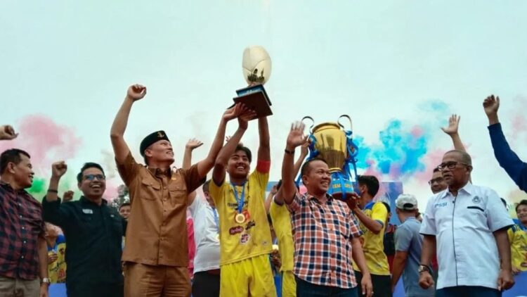 Tekuk Josal FC 2-1, Persikopa kembali Wakili Sumbar di Piala Soeratin U-17 Nasional 1 Penjabat Wali Kota Pariaman, Sumatera Barat Roberia bersama perwakilan Persikopa mengangkat piala usai pertandingan. ANTARA/Aadiaat M. S.