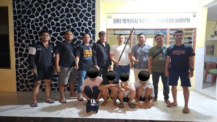 Ancam Orang Pakai Sajam, Polisi Amankan 4 Anggota Geng Motor di Pessel 1 Tim Operasional Satreskrim dan KBO Satintelkam Polres Pesisir Selatan berfoto di Markas Polsek Barang Kapas setelah menangkap empat pelajar terduga pelaku pengancaman, Rabu (4/12/2024). (ANTARA/HO-Polres Pesisir Selatan.)