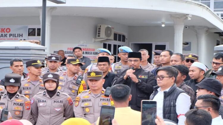 Ketua Bawaslu Bukittinggi Ruzi Haryadi saat menemui massa yang menuntut penolakan politik uang dalam proses Pilkada Bukittinggi 2024 pada Sabtu (7/12/2024). Antara/Al Fatah).