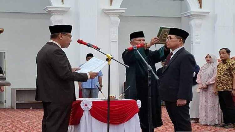 Wakil Wali Kota Bukittinggi, Marfendi saat mengambil sumpah jabatan Al Amin sebagai Penjabat Sekretaris Daerah (Antara/Al Fatah)