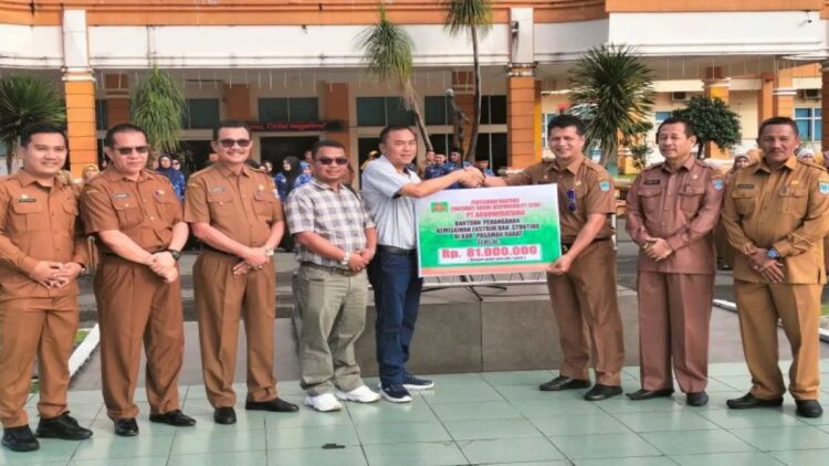 Atasi Kemiskinan dan Stunting, Pemkab Pasbar Gandeng Perusahaan Sawit 1 Sekretaris Daerah Kabupaten Pasaman Barat, Sumbar Hendra Putra saat menerima secara simbolis bantuan dari GM PT Agrowiratama Sijon didampingi oleh Manager Humas PT Agrowiratama Lelo Ritonga di Simpang Empat, Senin (9/12/2024). Antara/Altas Maulana.