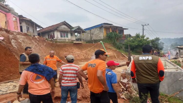 Ribuan Rumah Terdampak Banjir, Longsor hingga Pergerakan Tanah di Lebak, 5 Orang Meninggal Dunia 1 Tim Badan Penanggulangan Bencana Daerah (BPBD) Kabupaten Lebak meninjau lokasi longsoran tanah akibat curah hujan tinggi. ANTARA/HO-BPBD Lebak