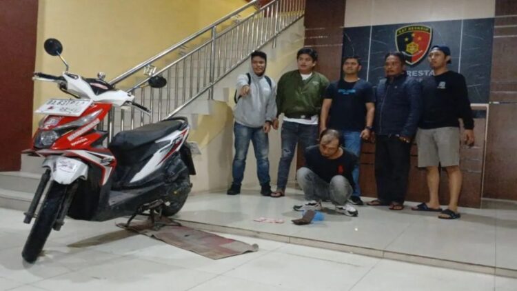 Satuan Buru Sergap Satreskrim Polresta Bukittinggi menangkap seorang pemuda yang diduga melakukan aksi penjambretan kantong sumbangan Masjid Jamik Tarok (Antara/Al Fatah)