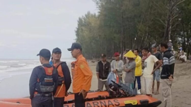 Satu dari Dua Nelayan Hilang Ditelan Ombak di Pessel Ditemukan Meninggal 1 Tim SAR melakukan pencarian terhadap nelayan hanyut di Pessel. (Antara/HO-BPBD Pessel)