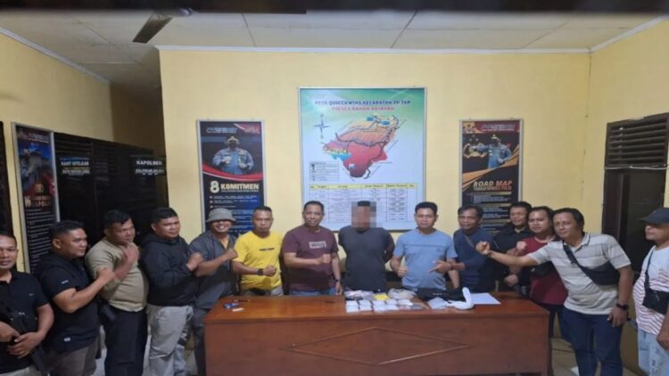 Jajaran Polres Pasaman Barat saat memperlihatkan pelaku dan barang bukti narkotika jenis sabu yang ditangkap di Jorong Aek Napal dan Jorong Kampung Baru Nagari Batahan Barat, Selasa (10/12/2024) dini hari. ANTARA/HO-Humas Polres Pasaman Barat.