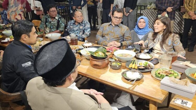 Wujudkan Ruang Digital Sehat, Kemkomdigi Gandeng Pegiat Literasi 1 Menteri Komunikasi dan Digital Meutya Hafid dan para pejabat Kemkomdigi bertemu dengan para pegiat literasi digital yang tergabung dalam gerakan literasi digital Siberkreasi di Yogyakarta, Selasa (10/12/2024) malam. (ANTARA/Livia Kristianti)