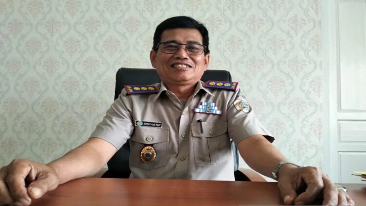 Kepala Kantor Pertanahan Pesisir Selatan, Arfathas Pait, berpose saat difoto di kantornya di Nagari Sago Salido, Kabupaten Pesisir Selatan, Sumatera Barat, Senin (16/12/2024). (ANTARA/Holy Adib)