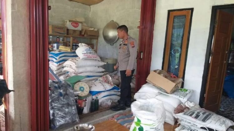 Personel Polsek Talamau saat meninjau kios pupuk dalam rangka memastikan ketersediaan pupuk bagi masyarakat di daerah itu, Selasa (17/12/2024). Antara/HO-Humas Polres Pasaman Barat.