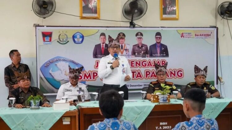 Pj Wako Padang Nilai Program Jaksa Mengajar Ciptakan Generasi Muda Paham Hukum 1 Pj Wali Kota Padang Andree Algamar saat menghadiri pelaksanaan Program Jaksa Mengajar. Di SMPN 7 Padang, Sumatera Barat, Rabu (18/12/2024). ANTARA/HO-Pemkot Padang