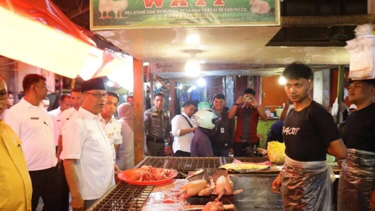 Harga Pangan Alami Kenaikan, Pemko Bukittinggi Lakukan Monitoring ke Pasar 1 Wakil Wali Kota Bukittinggi, Marfendi memimpin monitoring harga pangan di Pasar Bawah. Beberapa bahan pangan diketahui mengalami kenaikan menjelang akhir tahun di Bukittinggi. (Antara/Al Fatah)