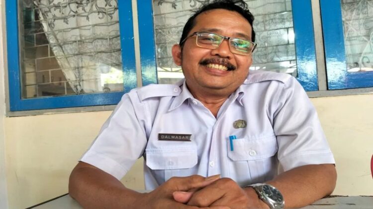Kepala Bidang Sumber Daya Alam, Usaha Ekonomi Masyarakat, Pembangunan Kawasan Pedesaan Dinas Pemberdayaan Masyarakat dan Desa, Pengendalian Penduduk, dan Keluarga Berencana Pesisir Selatan, Dalmasar. (ANTARA/Holy Adib)